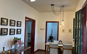 2 Quartos-casa toda-50 M área central e histórica